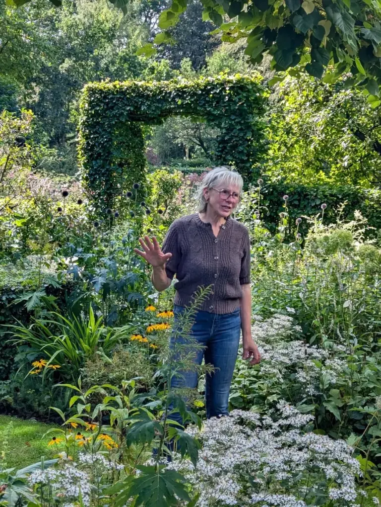 a-living-bouquet-inside-flower-stylist-marieke-nolsens-stunning-dutch-garden