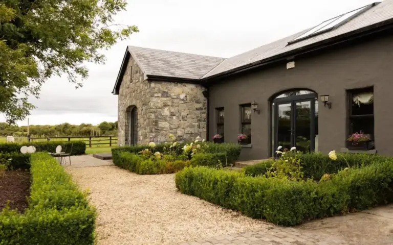 an-idyllic-escape-in-county-clare-inside-a-70-acre-irish-farmstay-that-blends-country-charm-with-modern-luxury