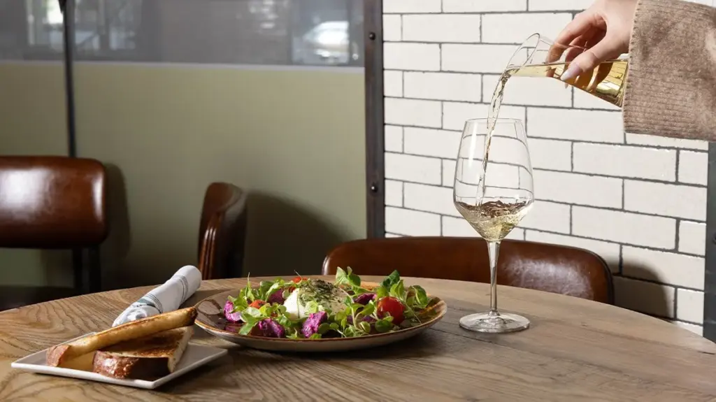 forget-the-calendar-why-top-sommeliers-are-pouring-structured-white-wines-all-fall-long