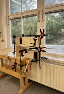 motsprak-transforms-a-single-plywood-painting-into-a-functional-chair