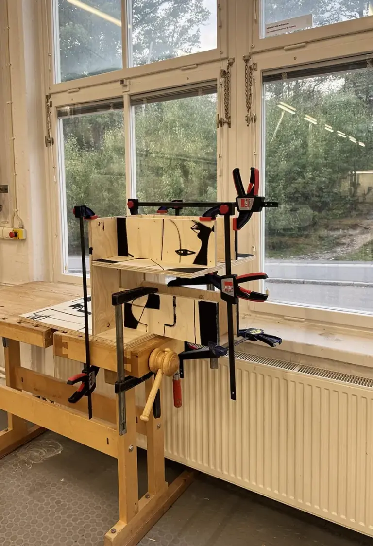 motsprak-transforms-a-single-plywood-painting-into-a-functional-chair