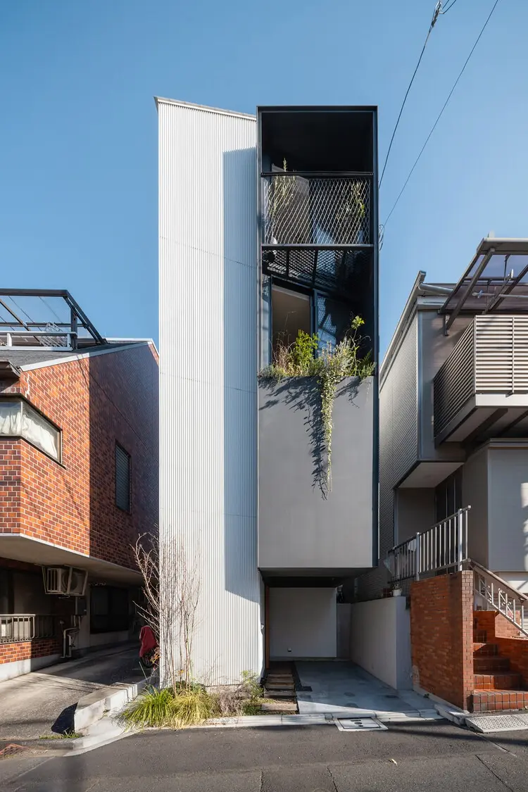 takumi-wakui-riho-wakui-architects-unveil-the-house-in-kagurazaka-in-tokyo