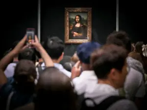 two-german-visitors-arrested-after-hanging-unauthorized-paintings-in-the-louvres-mona-lisa-gallery